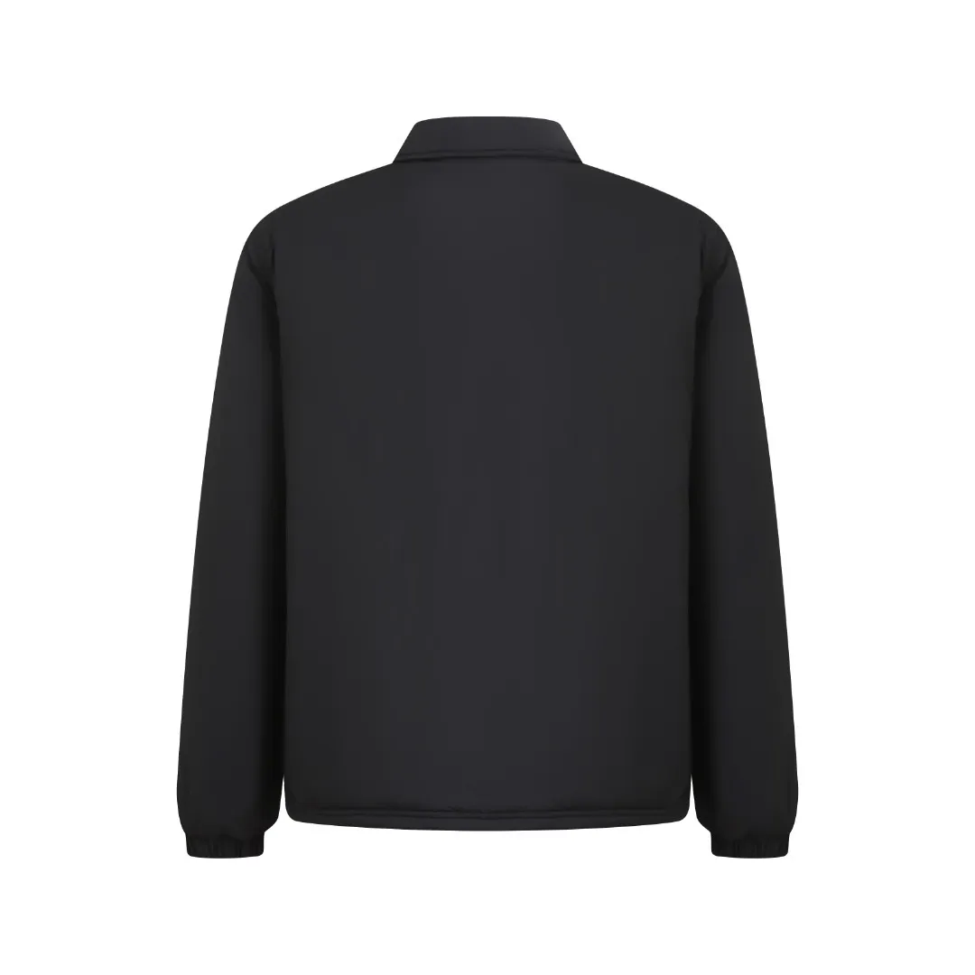 🅿️680 Ralph Lauren pony embroidered light cotton jacket. The fabric is made of high-density nylon taffeta fabric, which combines pragmatism and classic texture. The density is about 210T-300T, the surface is smooth and slightly matte, it has excellent windproof and waterproof performance (with DWR water-repellent treatment), it has strong wrinkle resistance and is easy to care for, which is in line with the positioning of American casual "durable and practical". Classic dark black, using vat dyeing process (dye penetrates into the fiber), the color fastness reaches ISO level 4 or above, preventing fading or color transfer after washing. The lining is made of light cotton-polyester blended fabric (65% Polyester + 35% Cotton) to reduce the friction between the fabric and the inner clothing and improve the smoothness of wearing; the blended material has both breathability and durability to avoid the stuffy feeling of pure nylon lining. The style is a loose fit of the classic Coach Jacket, with slightly dropped shoulder lines (shoulder width is 1-2cm wider than the standard fit). The length reaches the hips, and the sleeves are slightly tapered straight sleeves, taking into account both freedom of movement and casual style. The Polo horse logo on the left chest is flat satin stitch embroidered (satin embroidery), embroidery thread: 100% polyester high color fastness embroidery thread (the color number is consistent with the brand’s standard red color card), the stitch density is 12-15 stitches/cm, the outline of the horse logo is clear, and the details of the rider and horse are burr-free. The embroidery is positioned accurately through the template (12cm from the bottom of the neckline and 8cm from the placket) to ensure left-right symmetry and centering. The seams of the body are made of double-needle flat seams (needle pitch 3cm/10 needles), the stitches are flat and straight, the stitching color is dark black (the same color as the fabric), and the stitch width is 0.5cm, which enhances firmness while forming simple decorative lines. The front placket is spliced ​​with the body. The placket is made of double-layer folding + flat seam splicing. The thickness is about 0.3cm to ensure that the buttons are not easily deformed when fixed. The edges of the placket are cut with a hot knife to avoid burrs. The armholes where the sleeves and body are joined are made with round-head keyhole machine seams + flat seams. After the splicing, the armholes have a natural curvature and no sense of tightness during movement. The height of the sleeves is about 8-10cm, which is in line with the loose characteristics of casual jackets. The main buttons are made of black urea resin buttons with a matte surface. The buttonholes are hand-made keyholes (6 strands of cotton thread, keyhole density of 8 stitches/mm), and the edges of the eyelets are smooth and without burrs. The first button on the neckline is a hidden button (diameter 12mm), which prevents the neckline from opening and improves the neatness of wearing. Size:S-M-L-XL
